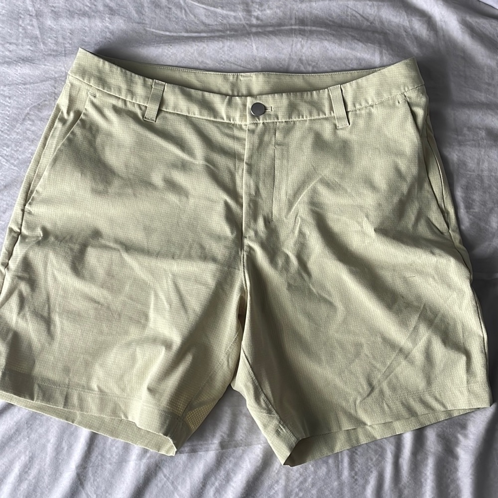 Mens lululemon golf shorts in lime. Great condition